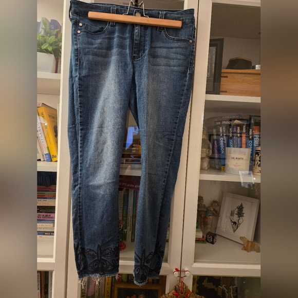 Anthropologie Liverpool Cropped Jeans with Unique Embroidered Detailing - Picture 4 of 13